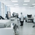 Pesquisadores trabalham em um laboratório biomédico equipado com instrumentos avançados.