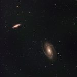Galáxia espiral cercada por estrelas em uma imagem ilustrativa do espaço profundo