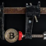 Moeda de Bitcoin presa por uma braçadeira metálica enferrujada, simbolizando a custódia e a proteção de criptoativos.