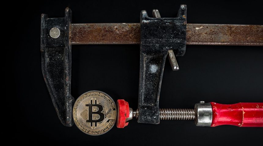 Moeda de Bitcoin presa por uma braçadeira metálica enferrujada, simbolizando a custódia e a proteção de criptoativos.