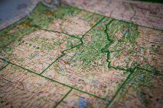 Close de um mapa topográfico detalhado destacando Idaho e regiões vizinhas nos Estados Unidos.