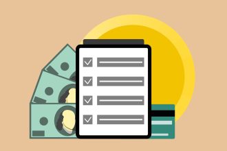 Tablet com marcas de verificação ao lado de cédulas de dólar e um cartão de crédito.
